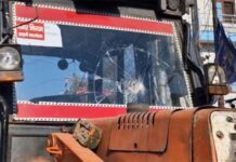 हल्द्वानी में अतिक्रमण हटाने की कार्रवाई पर पथराव, जेसीबी हुई क्षतिग्रस्त