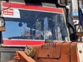 हल्द्वानी में अतिक्रमण हटाने की कार्रवाई पर पथराव, जेसीबी हुई क्षतिग्रस्त