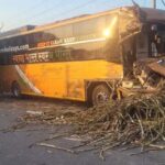 दर्दनाक हादसाः ट्रैक्टर ट्राले और यात्रियों से भरी बस की जबर्दस्त टक्कर, चालक की मौत