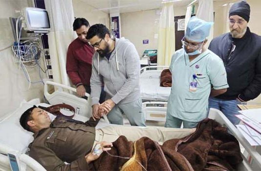 हल्द्वानीः नशे में चालक की लापरवाही, चौकी इंचार्ज गंभीर रूप से घायल