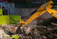 अतिक्रमण के खिलाफ प्रशासन सख्त, अवैध मजार गिराई गई