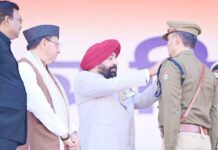 गणतंत्र दिवस पर पुलिस व प्रशासनिक अधिकारियों को मिला पुरस्कार