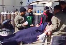 प्रशासनिक टीम के सामने हिंसा, दो लोगों को मारी गोली, दहशत