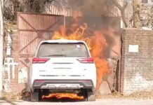 हल्द्वानी में सड़क किनारे खड़ी इनोवा कार में लगी आग, मचा हड़कंप