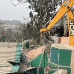 सरकारी जमीन पर बनी अवैध मजार पर बुलडोजर, प्रशासन की सख्त कार्रवाई