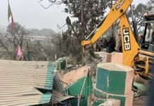 सरकारी जमीन पर बनी अवैध मजार पर बुलडोजर, प्रशासन की सख्त कार्रवाई