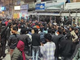 नशे में धुत युवकों का बवाल, दुकानों और राहगीरों और पुलिस पर हमला