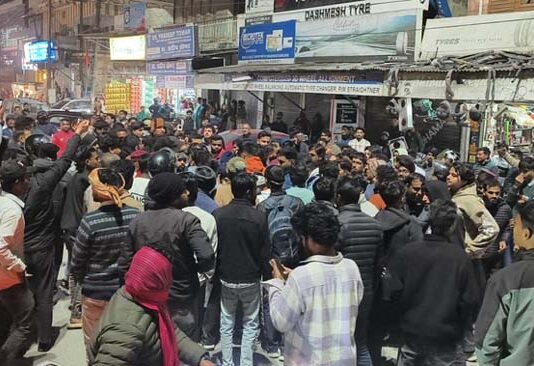 नशे में धुत युवकों का बवाल, दुकानों और राहगीरों और पुलिस पर हमला