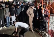 मंदिर के बाहर दिखा मांस का टुकड़ा, सच्चाई जानकर शांत हुआ मामला