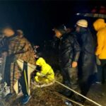 उत्तराखंड में खाई में फंसी कार, एक युवक की मौत- दो घायल