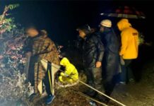 उत्तराखंड में खाई में फंसी कार, एक युवक की मौत- दो घायल