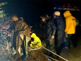 उत्तराखंड में खाई में फंसी कार, एक युवक की मौत- दो घायल