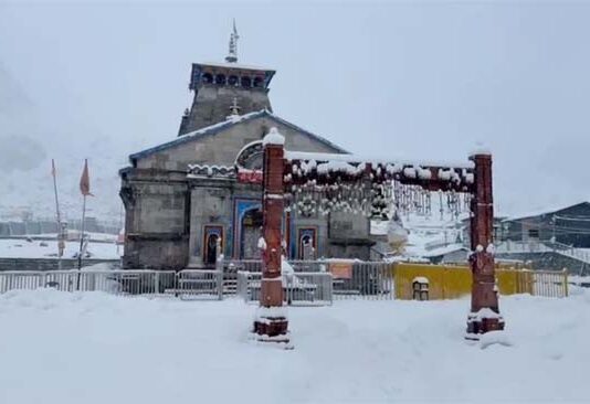 सर्दियों ने लौटकर दी दस्तक: केदारनाथ ढका बर्फ में, मौसम विभाग का अलर्ट