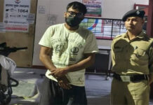 नशे में सड़क पर उत्पातः पुलिस से की अभद्रता, वीडियो वायरल होते ही तुरंत गिरफ्तारी