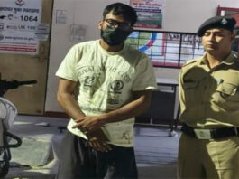 नशे में सड़क पर उत्पातः पुलिस से की अभद्रता, वीडियो वायरल होते ही तुरंत गिरफ्तारी