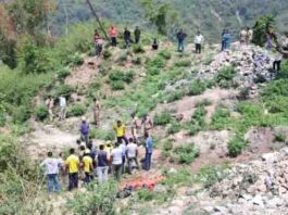 उत्तराखंड में भीषण सड़क हादसा, 500 मीटर गहरी खाई में गिरी कार; चार की मौत