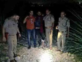 ‘रुको’ कहते ही पुलिस पर बरसाईं गोलियां, जवाबी फायरिंग में बदमाश के पैर में लगी गोली