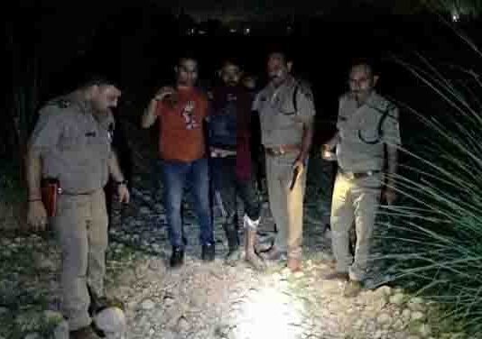‘रुको’ कहते ही पुलिस पर बरसाईं गोलियां, जवाबी फायरिंग में बदमाश के पैर में लगी गोली