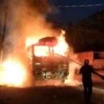 आग का ऐसा मंजर! सड़क किनारे ट्रक बना आग का गोला, दहशत
