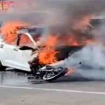 कुछ ही सेकंड में मची तबाही: टैक्सी-बाइक की टक्कर के बाद लगी भीषण आग, दो युवकों ने तोड़ा दम