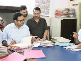 भूमि पैमाइश में एक साल की देरी! औचक निरीक्षण में खुली लापरवाही, डीएम ने दिए कार्रवाई के आदेश