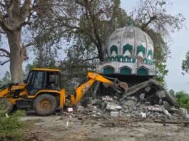 कब्जे की जमीन पर खड़ी मजार हटाई गई, चला प्रशासन का बुलडोजर