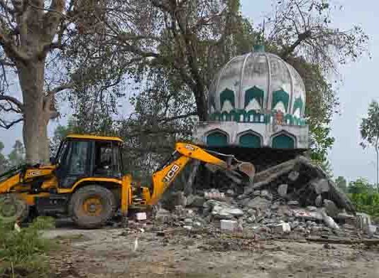 कब्जे की जमीन पर खड़ी मजार हटाई गई, चला प्रशासन का बुलडोजर