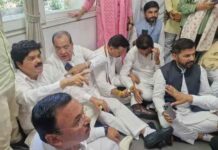 खरगे की सभा से पहले हल्द्वानी में सियासी घमासान, बसें रोके जाने पर एसएसपी ऑफिस में धरना