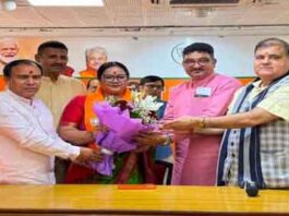 उत्तराखंड में भाजपा की बड़ी सेंधमारी, महापौर समेत 10 पार्षद पार्टी में शामिल