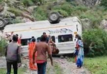 उत्तराखंड के इस हाईवे पर ब्रेक फेल होते ही पलटा टेंपो ट्रैवल्स, 17 यात्री बाल-बाल बचे