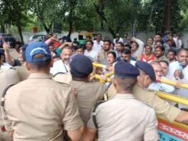 एसआईआर बैठक में भिड़े विधायक-पूर्व विधायक, FIR के बाद पुलिस पहुंची घर तो मचा सियासी बवाल