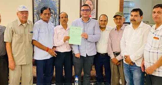 15 साल नहीं, 11 साल में खत्म हो पेंशन कटौती: वरिष्ठ नागरिकों ने विधायक के सामने रखीं ये मांगें