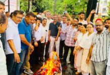 ‘नशा बेचने वालों पर कार्रवाई कब?’ FIR को लेकर भड़की कांग्रेस, बुद्ध पार्क में जोरदार प्रदर्शन