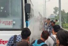 चलती बस से अचानक उठने लगा धुआं, टायर में लगी आग; चालक ने बचाई यात्रियों की जान