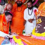 भोले की सेना के करतब से हेलीकॉप्टर की पुष्पवर्षा तक- टपकेश्वर शोभायात्रा में दिखा अद्भुत नजारा