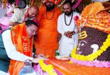 भोले की सेना के करतब से हेलीकॉप्टर की पुष्पवर्षा तक- टपकेश्वर शोभायात्रा में दिखा अद्भुत नजारा