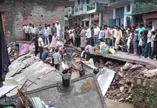 आसमान से आफत बनकर बरसा पानी! मकान-दुकानें ढहीं, घरों में घुसा बारिश का पानी
