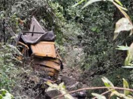 उत्तराखंड में बड़ा हादसाः अनियंत्रित डंपर पहाड़ी से नीचे गिरा, चालक की मौत