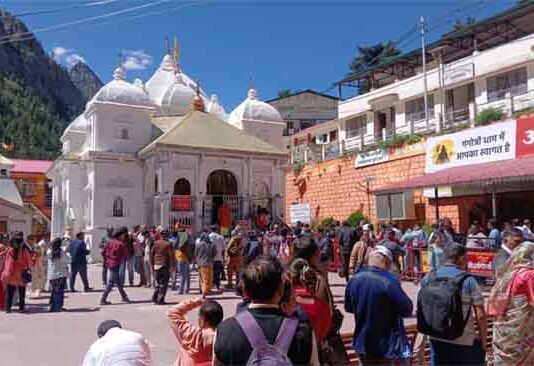 मौसम खुलते ही गंगोत्री-यमुनोत्री में लौटी रौनक, तीन दिन में 17,995 श्रद्धालुओं ने किए दर्शन