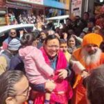 सीएम धामी ने गोद में उठाई नन्ही श्रद्धालु, बदरीनाथ में देवभूमि महोत्सव के दौरान दिखा खास अंदाज