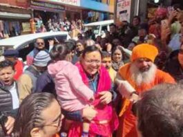 सीएम धामी ने गोद में उठाई नन्ही श्रद्धालु, बदरीनाथ में देवभूमि महोत्सव के दौरान दिखा खास अंदाज