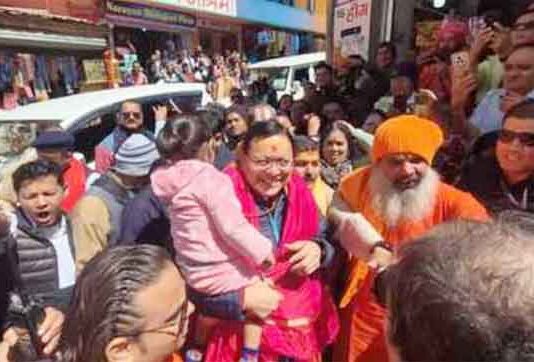 सीएम धामी ने गोद में उठाई नन्ही श्रद्धालु, बदरीनाथ में देवभूमि महोत्सव के दौरान दिखा खास अंदाज
