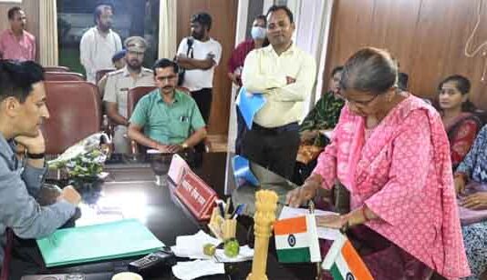 31 साल से अटकी बंदोबस्ती पर आयुक्त का पारा चढ़ा, अधिकारियों को दिए तत्काल कार्रवाई के निर्देश