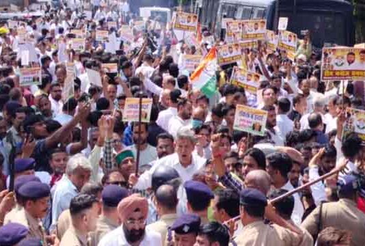 चुनाव आयोग के खिलाफ कांग्रेस का हल्लाबोल, सचिवालय घेराव से पहले पुलिस ने रोका, सड़क पर धरना