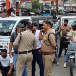 पुलिसकर्मी पर छेड़छाड़ के आरोप! शिकायत के बाद भी कार्रवाई नहीं होने पर चौकी के बाहर प्रदर्शन
