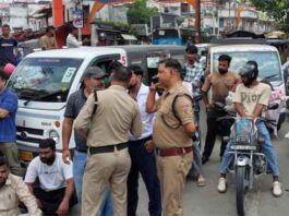 पुलिसकर्मी पर छेड़छाड़ के आरोप! शिकायत के बाद भी कार्रवाई नहीं होने पर चौकी के बाहर प्रदर्शन