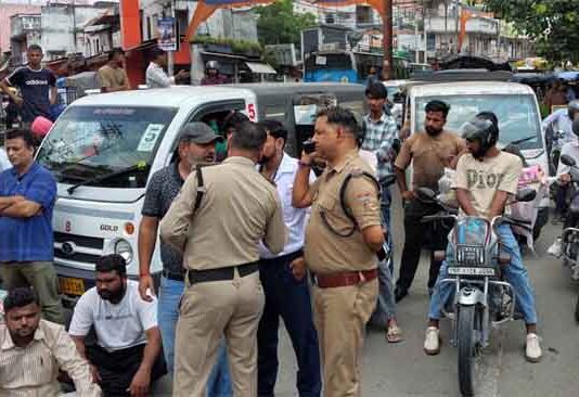 पुलिसकर्मी पर छेड़छाड़ के आरोप! शिकायत के बाद भी कार्रवाई नहीं होने पर चौकी के बाहर प्रदर्शन