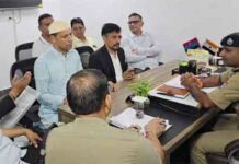 बारिश में भी नहीं झुकी कांग्रेस! FIR को लेकर पुलिस कार्यालय घेरा, दो दिन का अल्टीमेटम