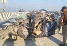 तीनपानी फ्लाईओवर पर कार पलटने से दो युवकों की मौत, युवक-युवती घायल