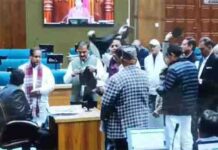 गैरसैंण विधानसभा सत्र में भ्रष्टाचार और अंकिता भंडारी प्रकरण पर विपक्ष का हंगामा, वेल में लहराए काले झंडे